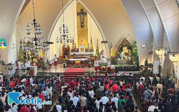 Thumbnail Jemaat Membeludak, Misa Natal di Gereja Katedral Kota Malang Berjalan Khidmat