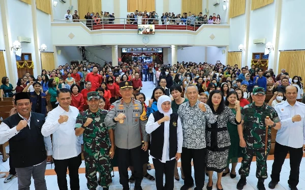 Thumbnail Khofifah dan Forkopimda Jatim Kunjungi Gereja di Surabaya, Pastikan Ibadah Natal Berjalan Aman