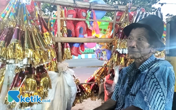 Thumbnail Dagangan Sepi, Penjual Terompet di Pacitan Murung-Suram