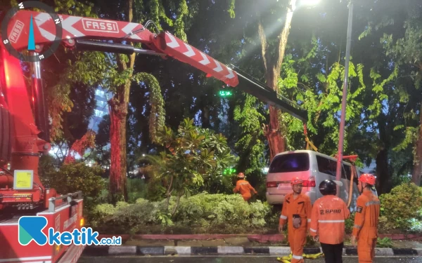 Thumbnail Minibus Tabrak Becak Motor dan Dua Sepeda Motor di Surabaya, Pengemudi Kabur