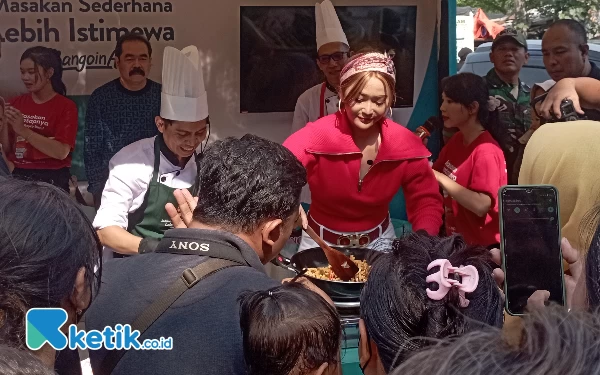 Thumbnail Kehadiran Inul Daratista di Pasar Mojoagung Jombang memeriahkan acara sebuah brand penyedap rasa dan kecap manis (28/12/2023). (Foto: Rifat/Ketik.co.id)