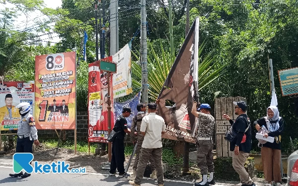 Thumbnail Berita - Ratusan APK Melanggar Perwali Kota Batu Ditertibkan