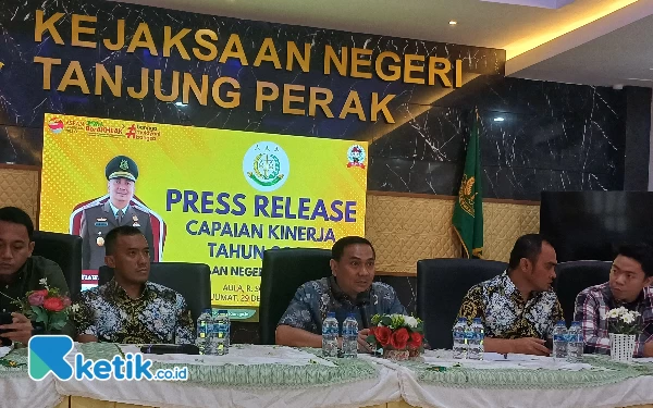 Thumbnail Kejari Tanjung Perak Selamatkan Uang Negara Sebesar Rp7,8 Miliar Selama 2023