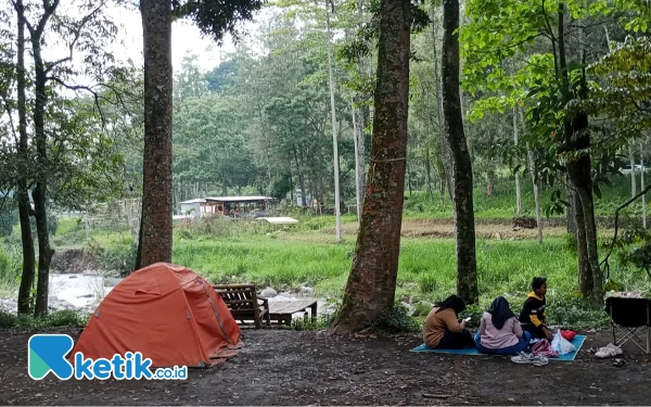 Thumbnail Berita - Taman Merak Pujon, Camping Ground Dekat Sungai Cocok untuk Menghabiskan Malam Pergantian Tahun