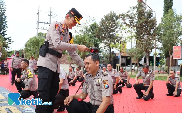 Thumbnail Naik Pangkat, 42 Anggota Polres Batu Jalani Tradisi Siraman