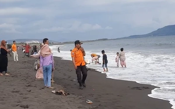 Thumbnail Selama Libur Tahun Baru 2024, BPBD Jember Imbau Wisatawan Tak Mandi dan Berenang di Laut