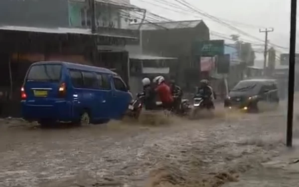 Thumbnail Hujan Deras Landa Jalan Nasional di Cianjur, Kendaraan Menuju Puncak Bogor Tersendat