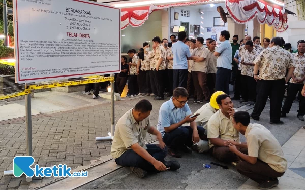 Thumbnail Polisi Segel Grha Wismilak, Karyawan Berhamburan Keluar Gedung