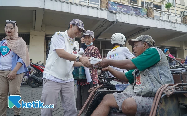 Thumbnail Perkenalkan Program Prabowo-Gibran, TKD Jatim Bagikan Dua Ribu Nasi Kotak ke Pasar Tambakrejo