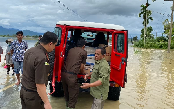 Thumbnail Kejari Sungai Penuh Peduli, Terjang Banjir Salurkan Bantuan Sembako untuk Korban Bencana