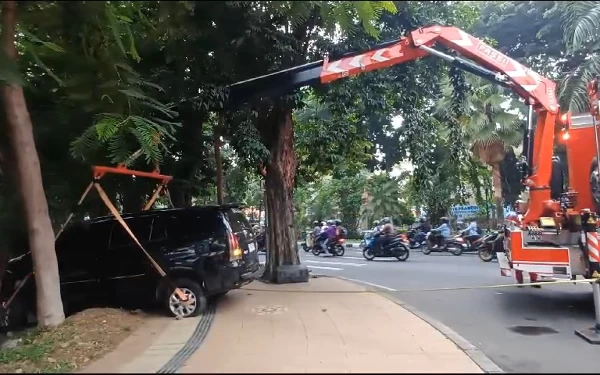 Thumbnail Ngebut, Mobil Innova Hitam Tabrak Pohon di Taman Mayangkara Surabaya