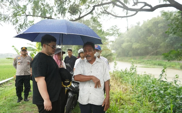 Thumbnail Hujan-Hujan, Bupati Kediri Tetap Datang ke Kunjang Cek Aduan Warga Terkait Pendangkalan Sungai