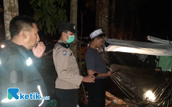 Thumbnail Berita - Polsek Grujugan Evakuasi Kakek yang Viral Tidur di Gubuk Hutan Pinus