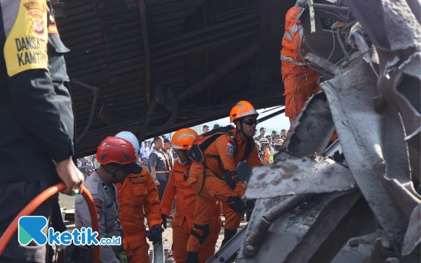 Thumbnail Tim Rescue Basarnas Bandung Evakuasi Korban Tabrakan KA Turangga