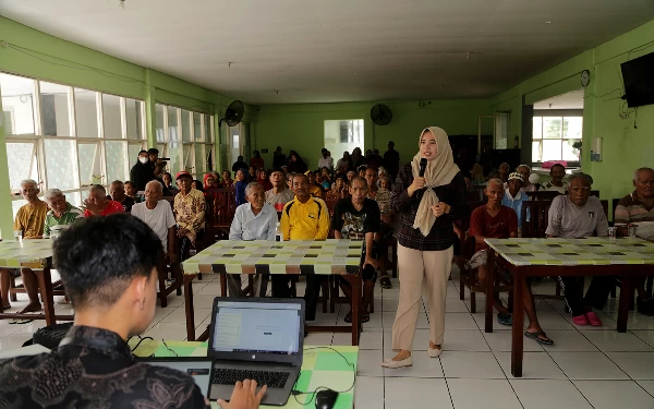 Thumbnail Cegah Golput, KPU Surabaya Rangkul Lansia Griya Werdha