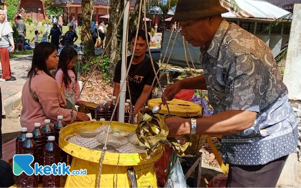 Thumbnail Mencicipi Manis Asam Tape Ketan Hitam, Jajanan Legendaris Wisata Cangar Kota Batu