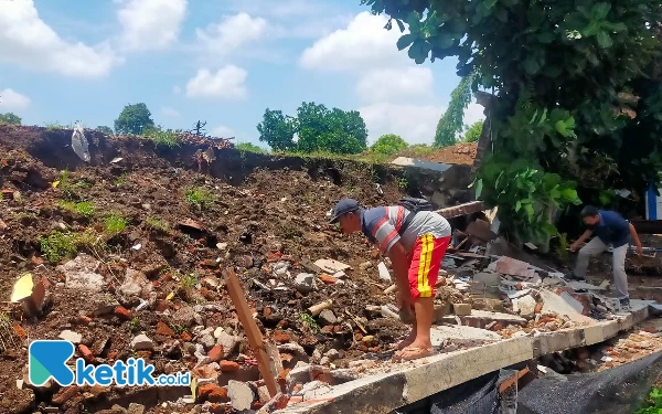 Thumbnail Berita - Longsoran Tanah Urug Pengembang Perumahan Robohkan Bangunan Dua Lembaga Pendidikan Jember