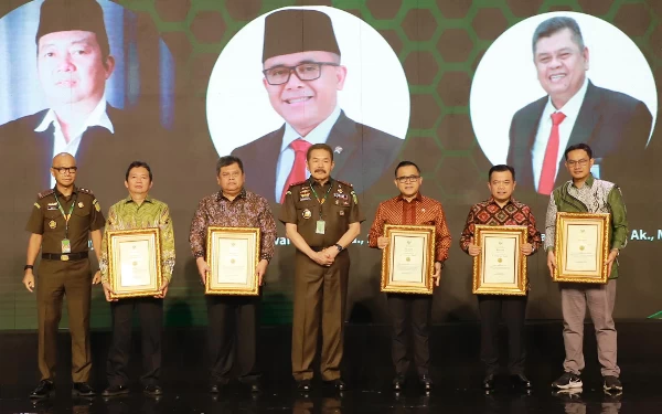 Thumbnail Berita - Jaksa Agung Serahkan Penghargaan R.Soeprapto Award 2024 kepada Tokoh-Tokoh Berprestasi