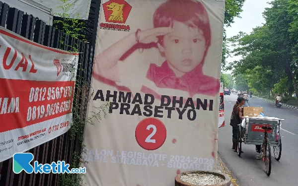 Thumbnail UNIK, Ahmad Dhani Pasang Foto Masa Kecil di Baliho Calegnya