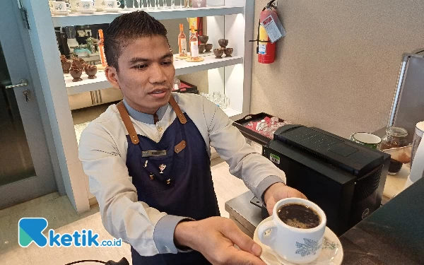 Thumbnail Berita - Rasakan Kopi Telur Khas Haujek Kopitiam di Crown Prince Hotel