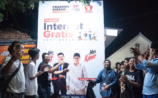 Thumbnail Berita - Cara TKN Prabowo-Gibran Gaet Pemilih Muda, Sediakan Rumah Internet Gratis di Lumajang