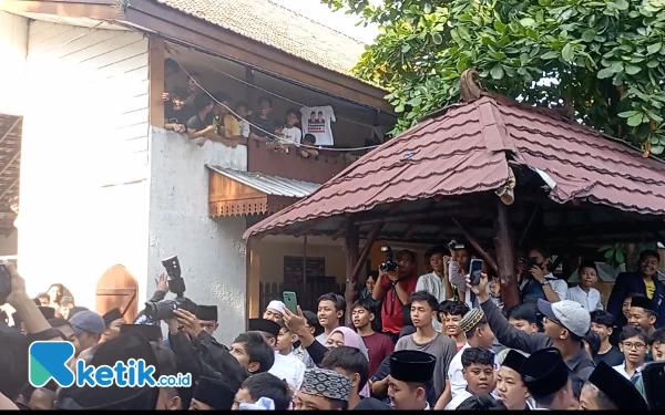 Thumbnail Yang menarik, saat Ganjar Pranowo sibuk melayani tanda tangan dan salaman, beberapa santri dari salah satu gedung lantai dua membentangkan kaos bergambar pasangan capres nomor urut 2 Prabowo-Gibran. Beberapa santri kompak berteriak "Prabowo," lantas sama-sama sembunyi di balik pagar gedung dan disambut tawa beberapa rekannya. Suasananya begitu cair. (Foto: Rifat/Ketik.co.id)