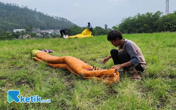 Thumbnail Kisah Viki Ardi Pratama, Pelipat Parasut yang Bercita-Cita Jadi Atlet Paralayang Kota Batu