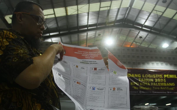 Thumbnail Berita - Siapkan Jemuran! KPU Palembang Keringkan Surat Suara Basah