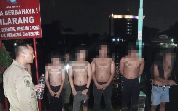 Thumbnail Berita - Terjaring Operasi Miras, Satpol PP Surabaya Pulangkan 12 Remaja ke Orang Tua