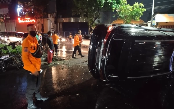 Thumbnail Toyota Fortuner Terguling di Jalan Kertajaya Surabaya