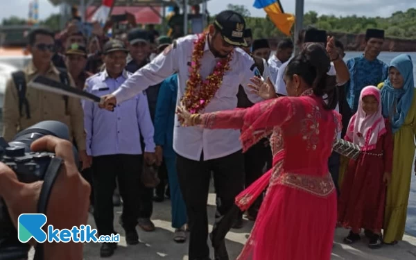 Thumbnail Berita - Resmikan Pesantren Mualaf di Desa Lata-lata, Bupati Bassam Ikut Menari Cakalele