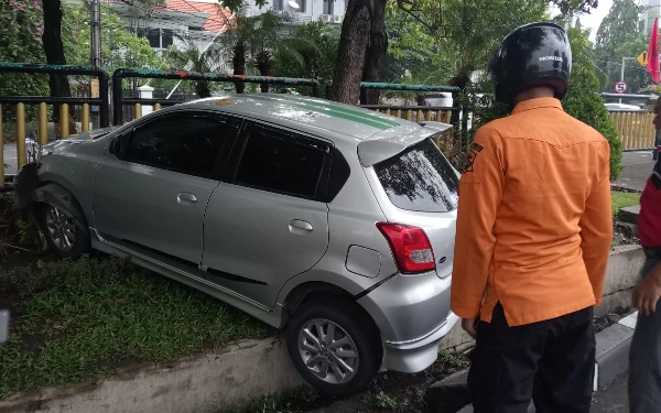 Thumbnail Duh! Maksudnya Ngerem Malah Injak Gas, Mobil Datsun Tabrak Taman Jalan Kartini Surabaya