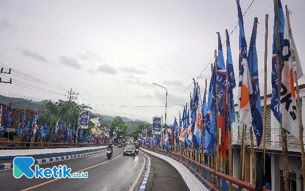 Thumbnail Berita - Bendera Parpol Padati Jembatan Grindulu, Warga Beri Pujian