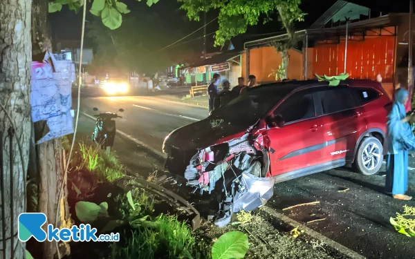 Thumbnail Berita - Mobil Rush Ringsek Gegara Hantam Pohon di Pacitan, Kerugian Capai Rp50 Juta