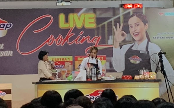 Thumbnail Berita - Gelar Live Cooking, Chef Fani Bagikan Tips Memasak dengan Bumbu Kaldu