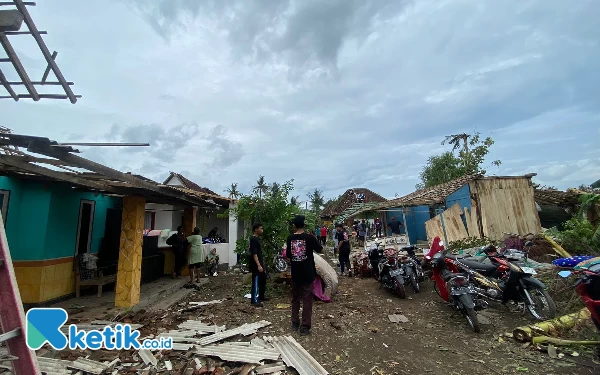 Thumbnail Puting Beliung Walidono Bondowoso Rusak Empat Sekolah, Siswa Diliburkan