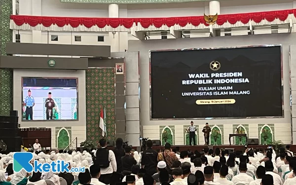 Thumbnail Ratusan Mahasiswa Unisma Sambut Kedatangan Wakil Presiden Ma'ruf Amin