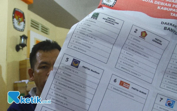 Thumbnail Petugas Komisi Pemilihan Umum (KPU) Kabupaten Banyuasin memperlihatkan kertas suara DPR Daerah Pemilihan Banyuasin 4 yang rusak (sobek) di Gedung Logistik Komisi Pemilihan Umum (KPU) Banyuasin Jalan. Thalib Wali No.1 Pangkalan Balai Kecamatan. Banyuasin III Kabupaten Banyuasin, Kamis (18/1/2024). Wahyu Rahmanto/ketik.co.id