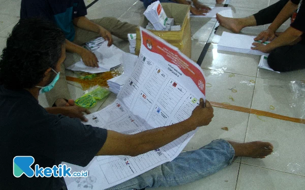 Thumbnail Petugas melakukan pelipatan kertas suara DPR Daerah Kabupaten Banyuasin Daerah Pemilihan Banyuasin 4 di Gudang Logistik Komisi Pemilihan Umum (KPU) Kabupaten Banyuasin Jalan. Thalib Wali No.1 Pangkalan Balai Kecamatan. Banyuasin III Kabupaten Banyuasin, Kamis (18/1/2024). Wahyu Rahmanto/ketik.co.id