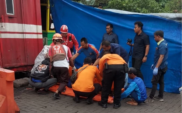 Thumbnail Pengait Lepas, Kontainer 40 Fit Timpa Pekerja hingga Tewas di Depo Teluk Bayur Surabaya