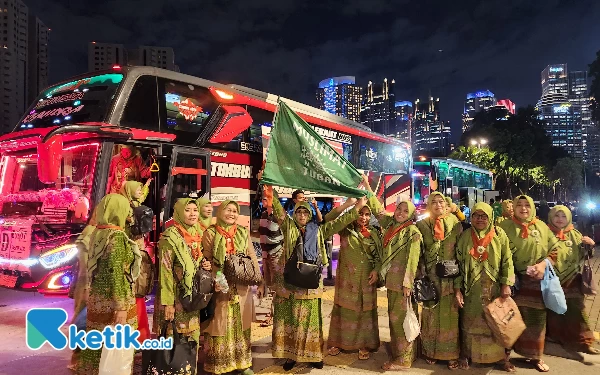 Thumbnail Militansi dan ceria nampak saat rombongan emak-emak turun dari bus di kawasan komplek Stadion Gelora Bung Karno berlatar gedung tinggi Jakarta. (Foto: Kia/Ketik)