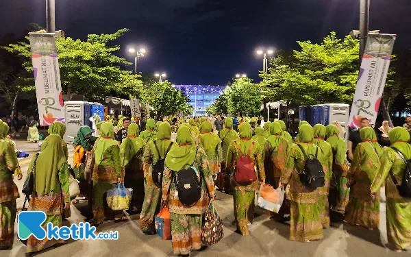 Thumbnail Nuansa umrah terlihat di kawasan Stadion Gelora Bung Karno Jakarta, saat banyak rombongan emak-emak Muslimat NU mulai berdatangan dari seluruh Indonesia dengan berkelompok sesuai daerahnya