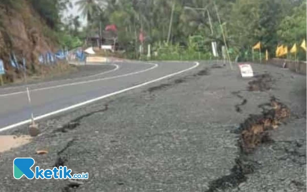 Thumbnail Berita - Sisi Ruas Jalan Sedeng Pacitan Ambles, Tanggul Retak Sempat Terdengar Gemuruh