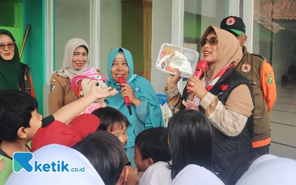 Thumbnail Berita - Bunda Literasi Kabupaten Bandung Beri Trauma Healing untuk Anak Terdampak Banjir