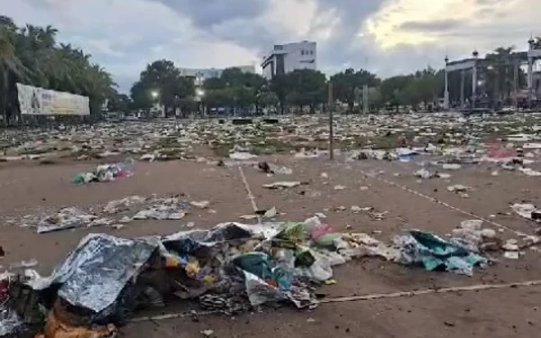 Thumbnail Berita - Kesadaran Masih Rendah, Belasan Ton Sampah Ditinggalkan Jamaah Jember Bersholawat