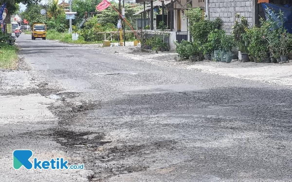 Thumbnail Material Kosong, Jalan Kabupaten yang Rusak di Sleman Hanya Dibiarkan Saja