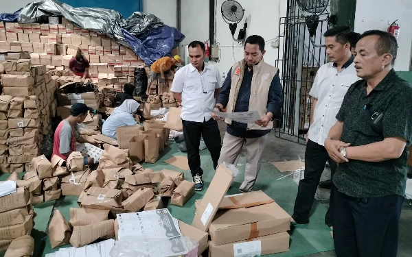 Thumbnail Jelang Coblosan, KPU Jatim Pastikan Kebutuhan Logistik Pemilu 2024 di Jatim Aman