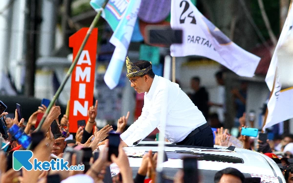 Thumbnail Dengan menggunakan mobil, Calon Presiden No Urut 1 Anis Rasyid Baswedan menyapa pendukungnya saat menghadiri kampanye Akbar di Pelataran Benteng Kuto Besak Palembang, Kamis (25/1/2024). Dengan menggunakan tanjak sebagai ikat kepala yang dibuat dari kain songket. Wahyu Rahmanto/Ketik.co.id