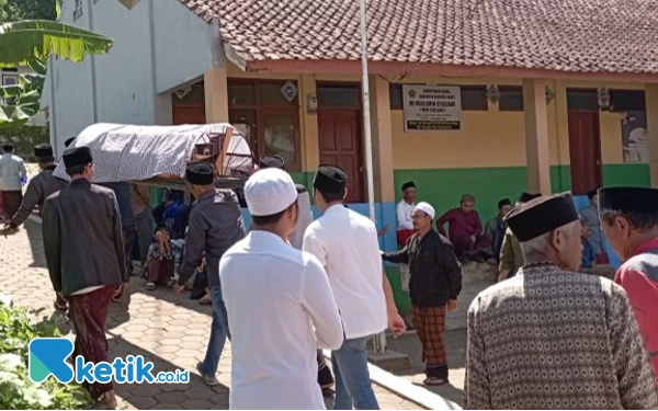 Thumbnail Berita - Truk Rombongan Ziarah Terguling, 6 Santri Dilaporkan Meninggal dan Puluhan Luka-luka