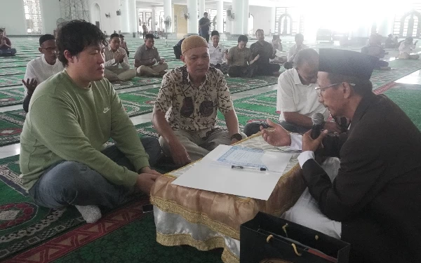 Thumbnail Berita - Mantap Memeluk Islam, Pria Asal Korea dan 3 Wanita Berikrar di Masjid Al-Akbar Surabaya